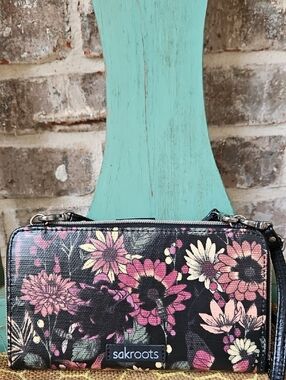 NWOT! Sakroots Floral Black Wallet Crossbody Wristlet